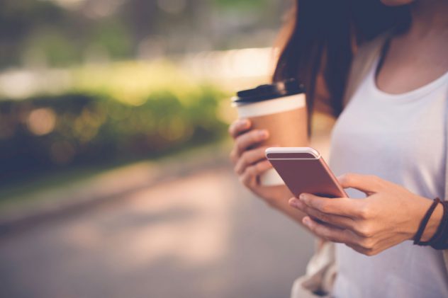 Las pantallas de los 'smartphone' pueden contener hasta seis tipos de bacterias